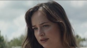 Menutup Celah Gigi, Fans Dakota Johnson Kecewa