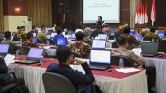 Sejumlah calon pimpinan (capim) KPK mengikuti tes profile assessment di gedung Lemhanas, Jakarta, Kamis (8/8). [ANTARA FOTO/Hafidz Mubarak]