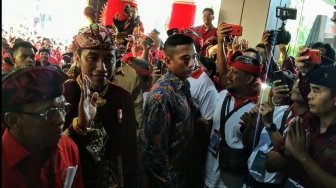 Gunakan Pakaian Adat Bali, Jokowi Hadiri Kongres V PDIP