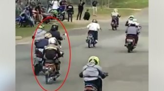 Menolak Tua, Yamaha V80 Deluxe Jadul Adu Balap dengan Motor yang Lebih Muda