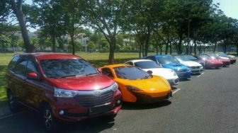 Beda Sendiri, Daihatsu Xenia Pede Nongkrong Bareng Mobil Sport di Surabaya
