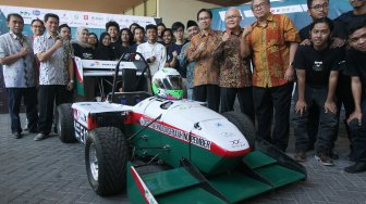 Mobil formula listrik bernama Anargya EV MARK 1.0 di ITS Surabaya, Jawa Timur, Kamis (8/8). [ANTARA FOTO/Didik Suhartono]