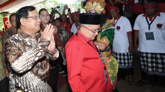 Ketua Umum Partai Gerindra Prabowo Subianto (kiri) berjalan memasuki ruangan Pembukaan Kongres V PDI Perjuangan di Sanur, Denpasar, Bali, Kamis (8/8). [ANTARA FOTO/Nyoman Budhiana]
