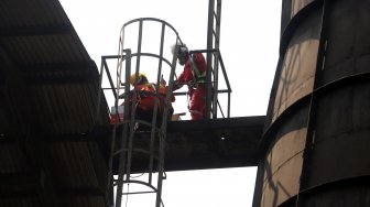 Petugas Dinas Lingkungan Hidup DKI Jakarta melakukan inspeksi terhadap pabrik yang memiliki cerobong asap di kawasan Pulogadung, Jakarta Timur, Kamis (8/8). [Suara.com/Arya Manggala]