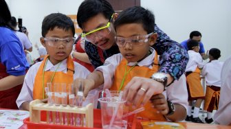 Kids Lab Kenalkan Kimia Lewat Cara Fun, Menginspirasi Anak Jadi Ilmuwan