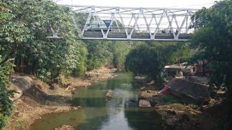 Buang Limbah Hewan Kurban di Sungai Ciliwung, Denda Rp 25 Juta Menanti