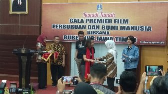 Gubernur Khofifah Sambut Rombongan Gala Premier Bumi Manusia dan Perburuan