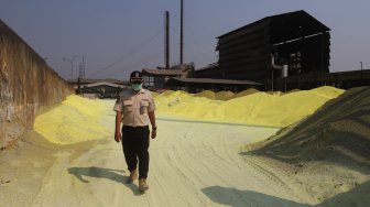 Petugas Dinas Lingkungan Hidup DKI Jakarta melakukan inspeksi terhadap pabrik yang memiliki cerobong asap di kawasan Pulogadung, Jakarta Timur, Kamis (8/8). [Suara.com/Arya Manggala]