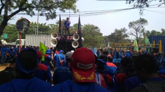 Ribuan Buruh Bekasi Minta Perlindungan Pemda Soal Revisi UU Ketenagakerjaan