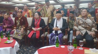 Presiden Joko Widodo (kedua kiri) bersama Wakil Presiden Yusuf Kalla (kiri), Ketua Umum DPP PDIP Megawati Soekarnoputri (ketiga kiri), Wakil Presiden terpilih Ma'ruf Amin (kedua kanan) dan Ketua Umum Partai Gerindra Prabowo Subianto, hadir pada pembukaan Kongres V PDIP di Sanur, Bali, Kamis (8/8). [ANTARA FOTO/Nyoman Budhiana]
