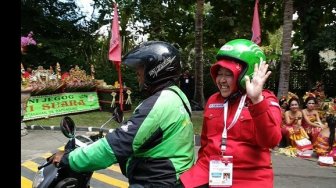 Tiba di Kongres PDIP, Wali Kota Risma Naik Ojek Online