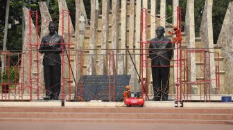 Petugas Dinas Pariwisata dan Kebudayaan Provinsi DKI Jakarta melakukan konservasi patung proklamator di Tugu Proklamasi, Jakarta, Kamis (8/8). [Suara.com/Arya Manggala]