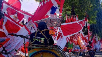 Jelang HUT RI, Pedagang Pernak-Pernik Agustusan Masih Sepi Pembeli