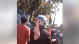 Jadi Pusat Perhatian, Pakaian Dalam Wanita ini Nyangkut di Helm Pemotor