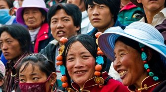 Julurkan Lidah Pertanda Hormat, Lebih Dekat dengan Tradisi Rakyat Tibet
