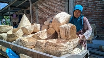 Kampanye Antiplastik, Berbuah Berkah Pembuat Besek Jelang Iduladha