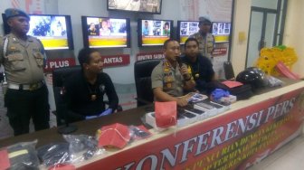 Polisi Ringkus Tiga Buron Perampok Bersenpi dan Satu Penadah
