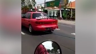 Bukan Kaleng-Kaleng, Mobil Nasional Ini Sanggup Menderek Truk Mogok