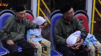 Foto di TransJakarta Viral: Cucu Tidur Kepentok, Kakek Tahan Pakai Tangan