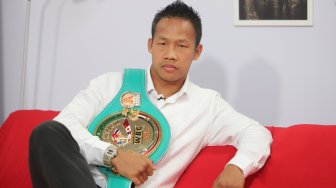 Petinju kelas ringan Indonesia, Daud Yordan menunjukkan sabuk WBC Asia saat berkunjung ke Kantor Suara.com di Jakarta, Kamis (8/8). [Suara.com/Arya Manggala]