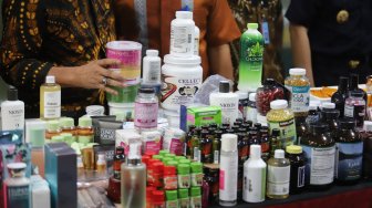 Petugas menunjukkan Barang Milik Negara (BMN) hasil impor yang tidak memenuhi izin di Kantor Bea Cukai Pasar Baru, Jakarta, Jumat (9/8). [Suara.com/Arya Manggala]