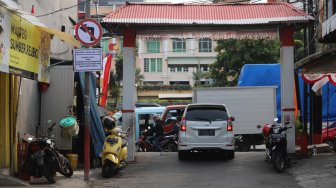 Petugas Dishub DKI Jakarta memasang rambu-rambu perluasan ganjil genap di kawasan Jalan Gunung Sahari, Jakarta, Jumat (9/8). [Suara.com/Arya Manggala]
