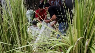 Penjual kulit ketupat di kawasan Palmerah, Jakarta, Sabtu (10/8). [Suara.com/Oke Atmaja]