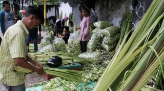 Penjual kulit ketupat di kawasan Palmerah, Jakarta, Sabtu (10/8). [Suara.com/Oke Atmaja]