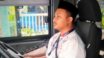 Rayakan Idul Adha, Sopir TransJakarta Berbusana Muslim