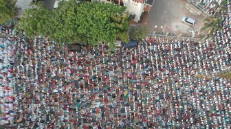 Umat Muslim menjalankan salat Idul Adha 1440 H di sekitar Gereja Koinonia, Jalan Matraman Raya, Jatinegara, Jakarta, Minggu (11/8). [Suara.com/Arya Manggala] 