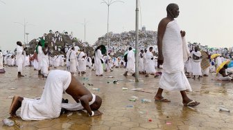 Umat muslim berdoa saat melaksanakan wukuf di Jabal Rahmah, Sabtu (10/8[).  ANTARA FOTO/Hanni Sofia]