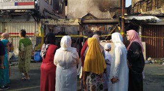 Lokasi Kebakaran Pasar Kambing Jadi Tontonan Warga Sebelum Sholat Idul Adha