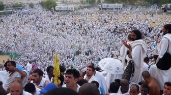 Umat muslim berdoa saat melaksanakan wukuf di Jabal Rahmah, Sabtu (10/8[).  ANTARA FOTO/Hanni Sofia]