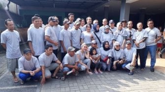 Biar Kompak, Ayu Ting Ting Pesan Puluhan Kaus Seragam untuk Panitia Kurban