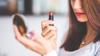 Tak Bagus untuk Bibir, Stop Lakukan Hal Ini saat Pakai Lipstik Mate