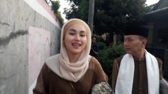 Ayah Sebut Nama Eks Suami saat Sembelih Kurban, Ayu Ting Protes