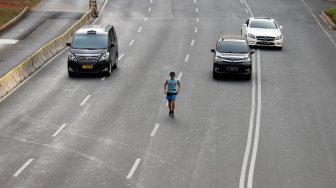 Warga berolahraga di kawasan Sudirman-Thamrin, Jakarta, Minggu (11/8). [Suara.com/Arya Manggala]
