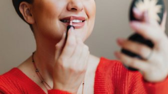 Warna Botol Sekilas Mirip, Viral Curhat Orang Tak Sengaja Set Makeup Pakai Cairan Ini