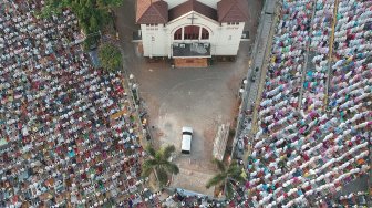 Umat Muslim menjalankan salat Idul Adha 1440 H di sekitar Gereja Koinonia, Jalan Matraman Raya, Jatinegara, Jakarta, Minggu (11/8). [Suara.com/Arya Manggala] 