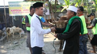 Kapolda Jatim Berbagi Hewan Kurban di Beberapa Pondok Pesantren Bojonegoro