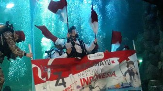 Sambut  HUT RI ke-74, Ancol Bikin Upacara Pengibaran Bendera di Bawah Air