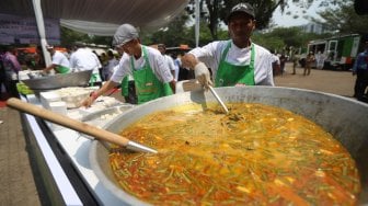 Sejumlah chef memasak daging kurban di Lapangan IRTI Monas, Jakarta, Senin (12/8). [Suara.com/Arya Manggala]