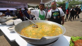 Sejumlah chef memasak daging kurban di Lapangan IRTI Monas, Jakarta, Senin (12/8). [Suara.com/Arya Manggala]