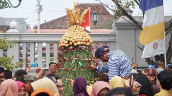 Pakai Beskap dan Blangkon, Mahfud MD Panjat Gunungan Kakung di Kepatihan