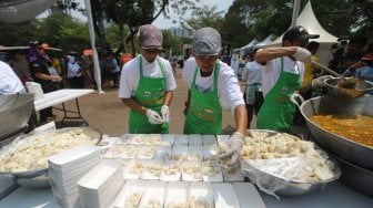 Sejumlah chef memasak daging kurban di Lapangan IRTI Monas, Jakarta, Senin (12/8). [Suara.com/Arya Manggala]