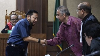 Terpidana kasus e-KTP Setya Novanto bersaksi dalam sidang lanjutan kasus dugaan suap proyek PLTU Riau-1, dengan terdakwa mantan Dirut PLN Sofyan Basir di Pengadilan Tipikor, Jakarta, Senin (12/8). [ANTARA FOTO/Puspa Perwitasari]