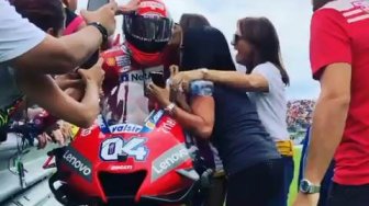 Rayakan Kemenangan di Sirkuit, Dovizioso Dipeluk 3 Penggemar Wanita