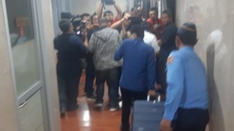 3 Jam Geledah Ruang Kerja Anggota DPR dari PDIP, KPK Bawa Dua Koper