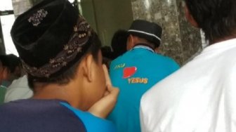 Viral Foto Jemaah Salat di Masjid Pakai Kaos I Love Yesus