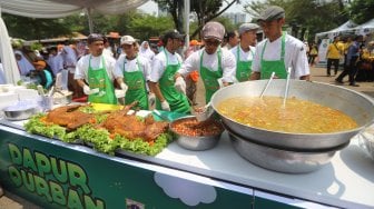 Sejumlah chef memasak daging kurban di Lapangan IRTI Monas, Jakarta, Senin (12/8). [Suara.com/Arya Manggala]